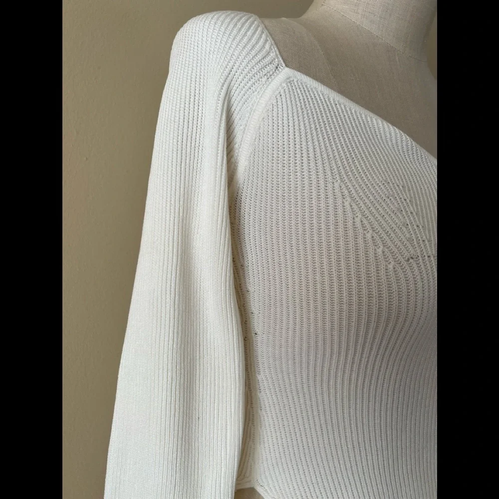 Top. Sweater. Blouse. - Picture 3 of 5